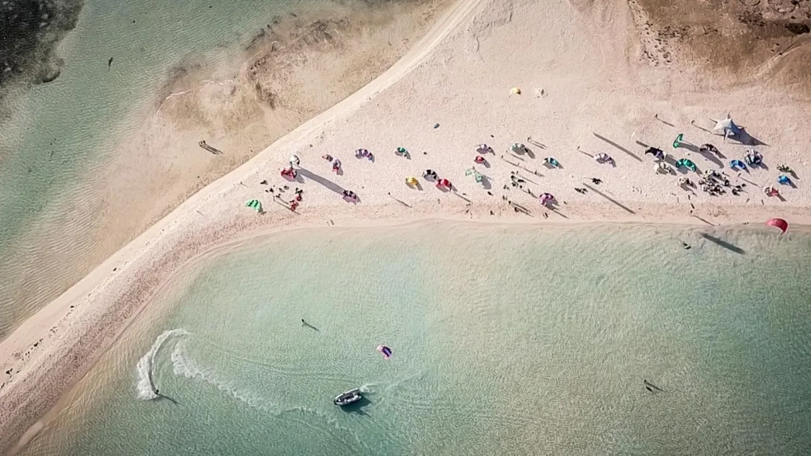 Остров с высоты, бирюзовая лагуна Красного моря
